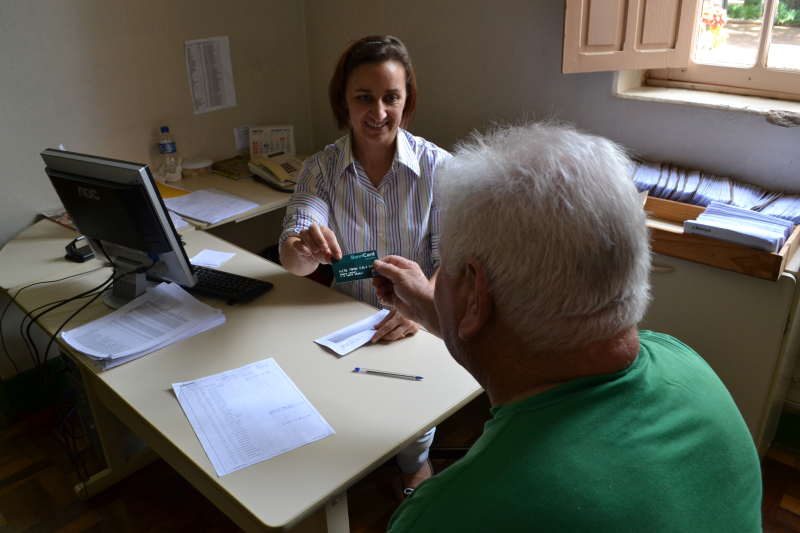 Inativos e pensionistas devem retirar cartão convênio na Secretaria da Faze